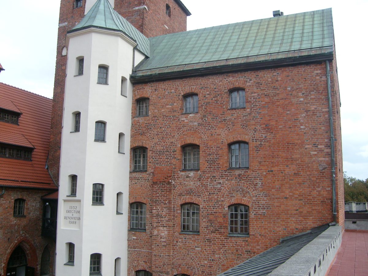Dziedziniec zamku w Darłowie z tablicą „1352 ERECTUM — RENOVATUM 1988”