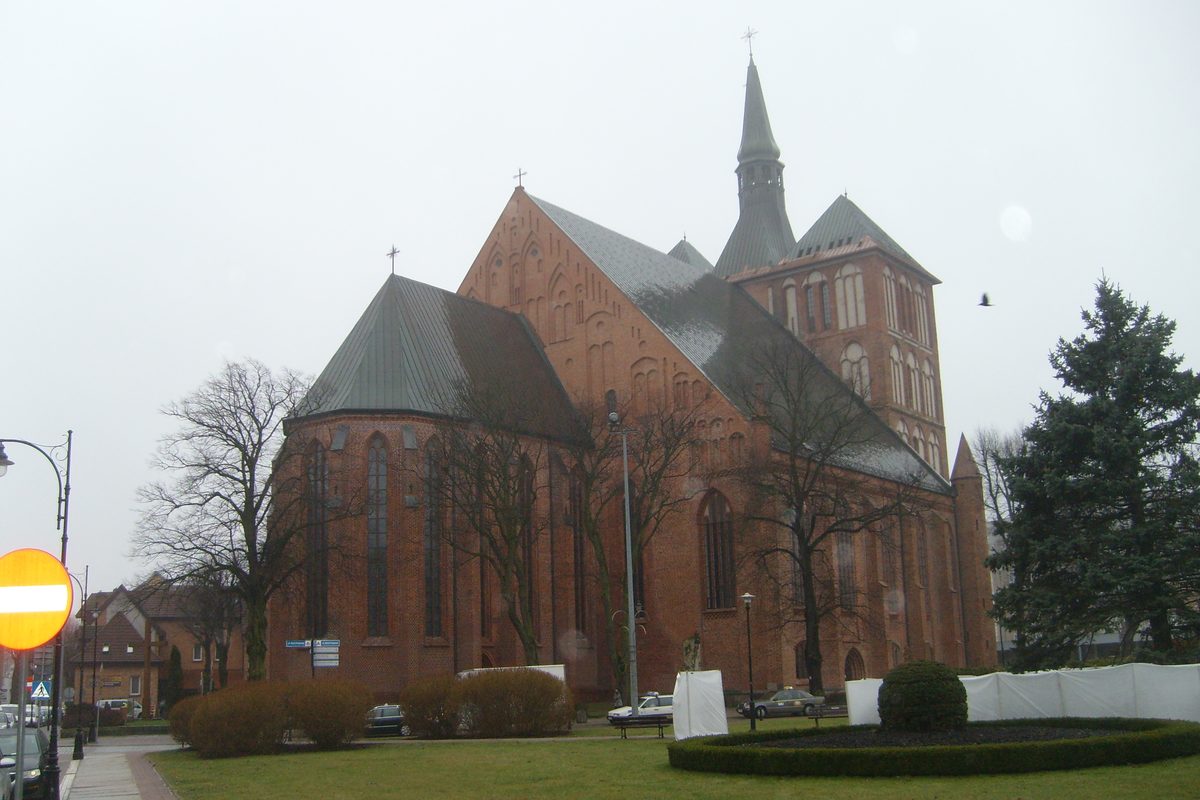 Konkatedra Mariacka — widok z parku