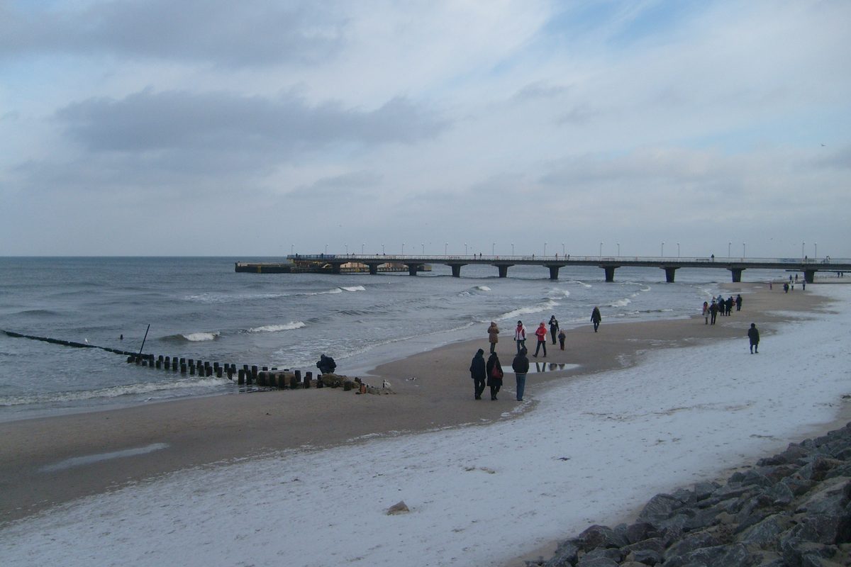Bałtyk i falochrony przy plaży