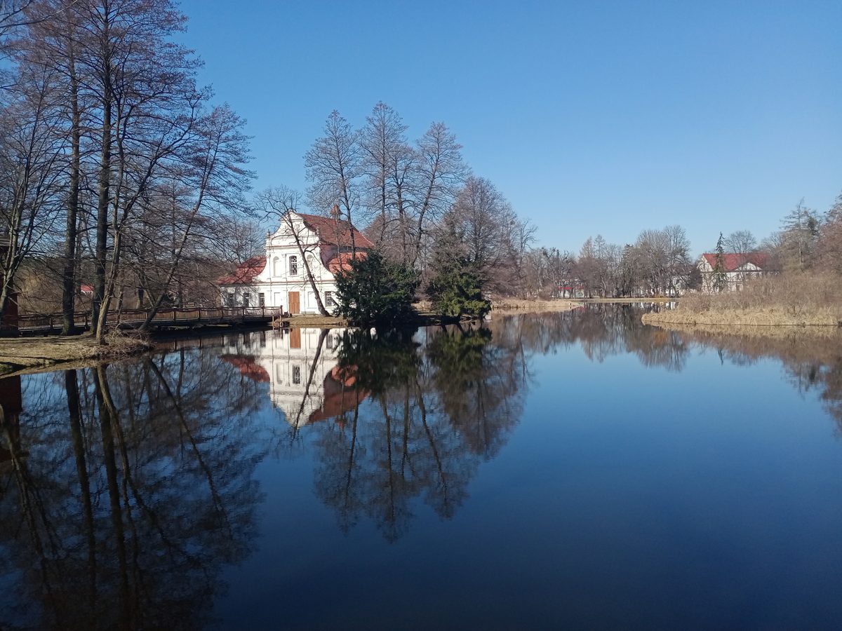 Kościół na Wodzie na wyspie stawu kościelnego